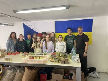 We Continue Making Trench Candles with Children from Kunratice Elementary School