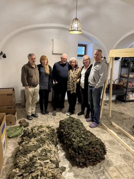 Představujeme naší skupinu dobrovolníků u Českých Budějovic, kteří vyrábějí maskovací sítě!